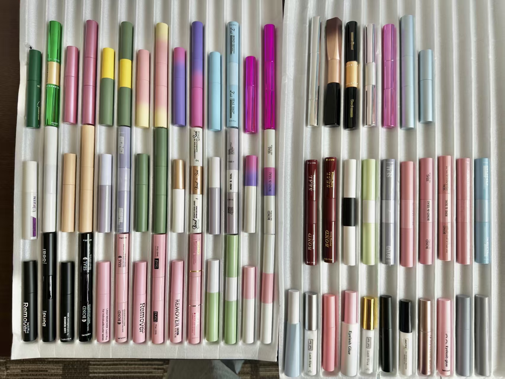 Muestras reales de envases LOKNZW con diferentes tubos y colores